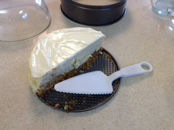 cheesecake cutting